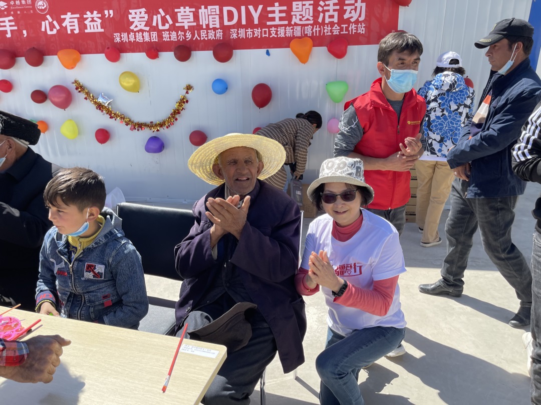 大手牵小手——为护边员绘制草帽活动5.jpg